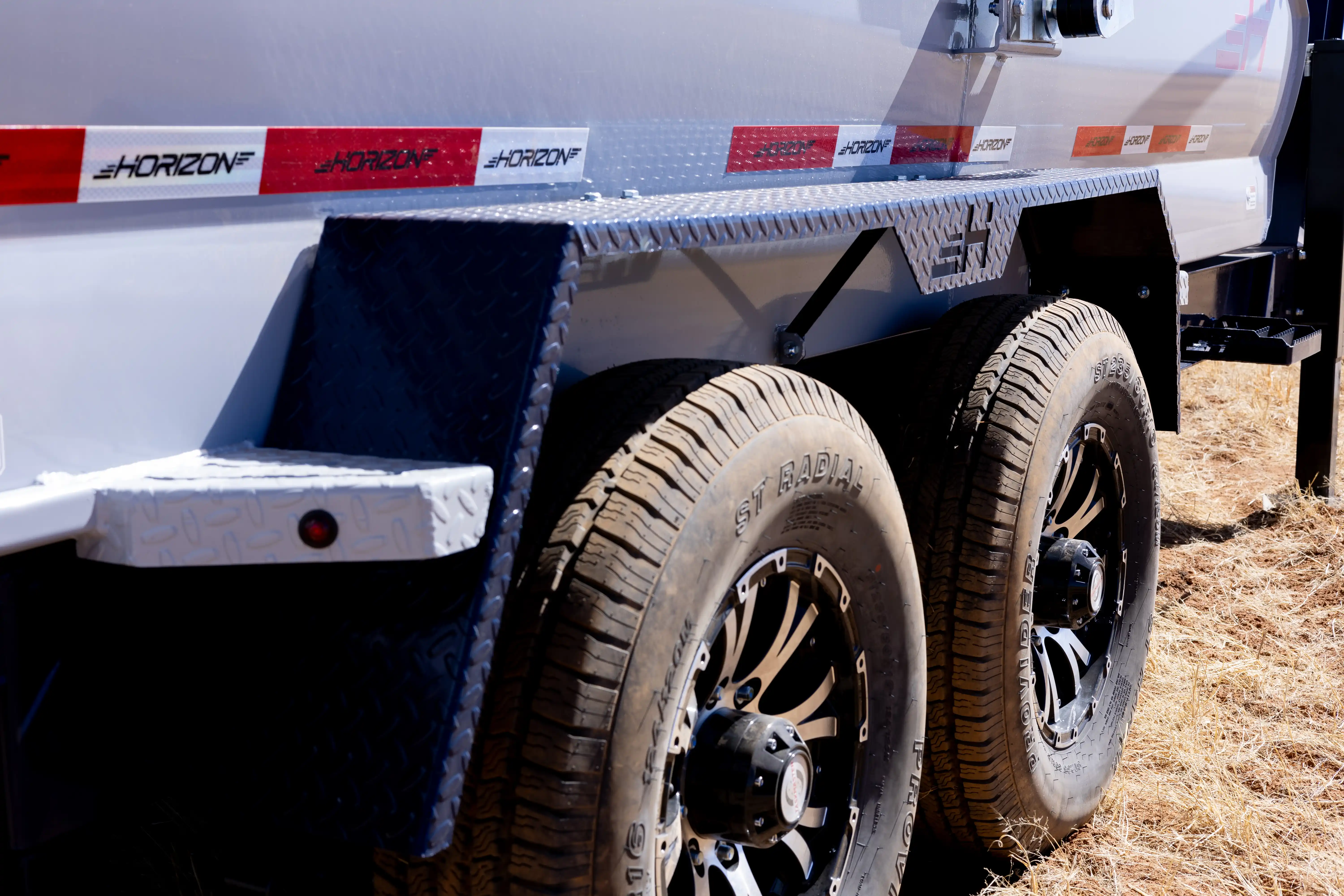 horizon trailers img